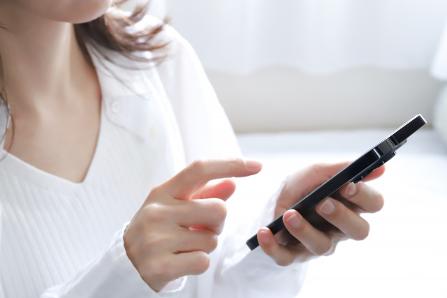 スマホを操作する様子