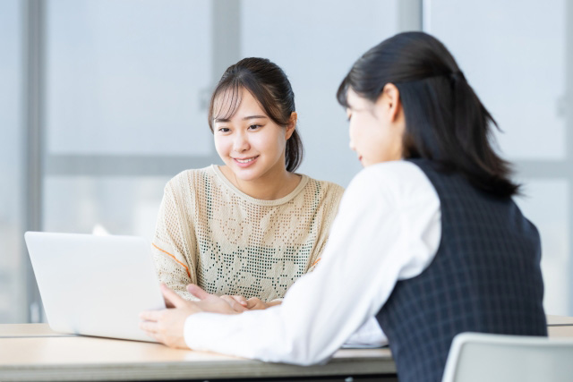 窓口での手続きの写真